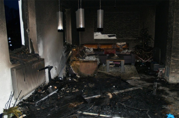 Svíčka bez dozoru způsobila v Branné požár za půl miliónu