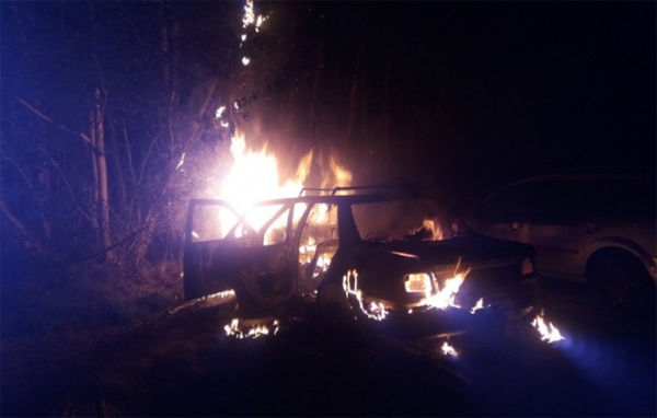 Požár autovraku poničil i další vůz