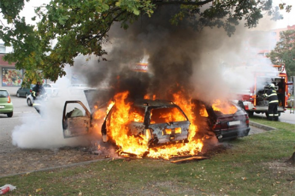 Na sídlišti Máj v Českých Budějovicích shořela dvě auta