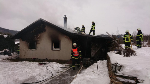 V Rožmitále na Šumavě hoří rodinný dům