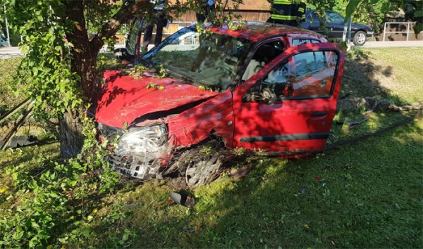 Tři osoby utrpěly zranění při nehodě v Jarošově nad Nežárkou
