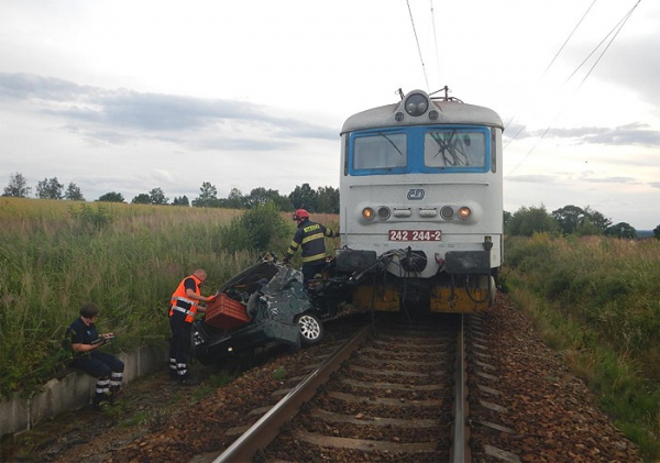 Tragická nehoda na železničním přejezdu u Bednárce