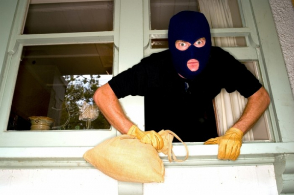 Zloděj vnikl do bytu otevřeným oknem