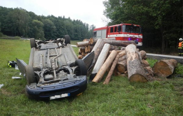Po nárazu vozu do hromady dřeva byly zraněny dvě osoby