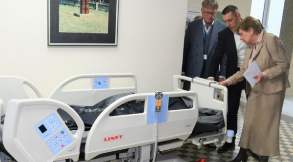 Strakonická nemocnice získala nové lůžko pro jednotku intenzivní péče