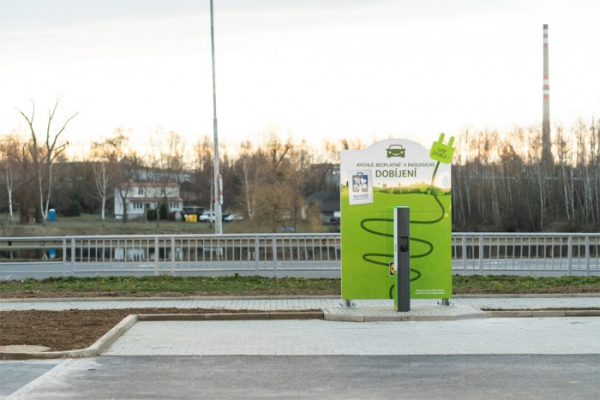 Nová nabíjecí stanice pro elektromobily na parkovišti prodejny Lidl v Písku