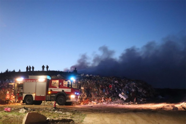 Požár odpadu na skládce u Smrkovic 