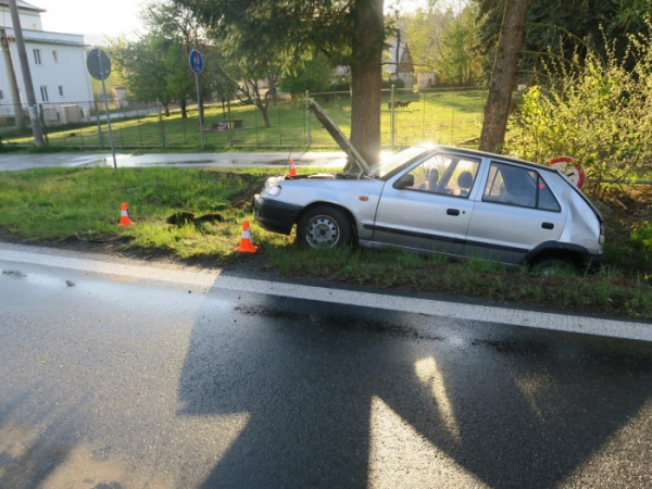 Řidička bez řidičáku havarovala s vozidlem bez technické v příkopu 