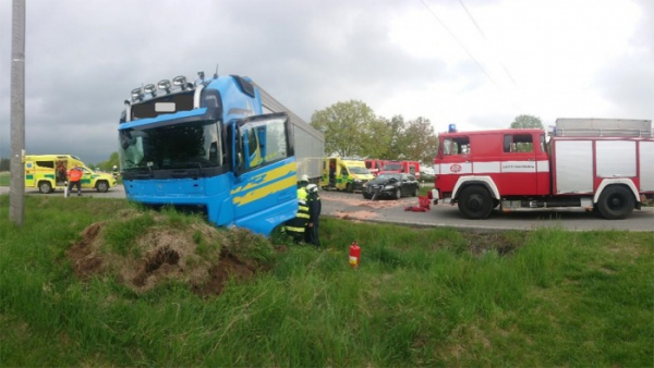 Při střetu dvou kamiónů a osobního auta u Velešína došlo ke zranění čtyř osob