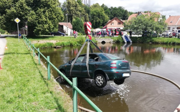 V Budíškovicích skončil  řidič se svým vozem v místním rybníce