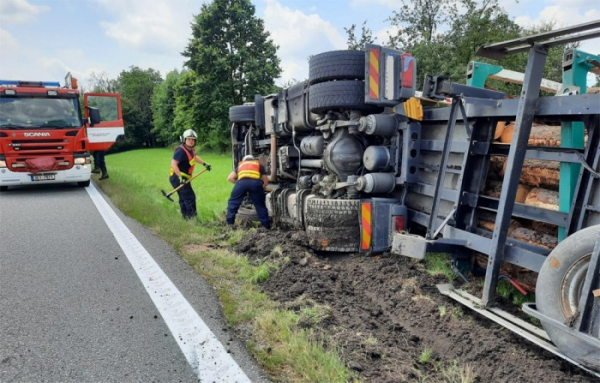 U Ratibořských Hor zablokoval silnici havarovaný kamión