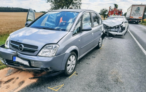 Mezi Drhovicemi a Oltyní na Táborsku došlo k dopravní nehodě čtyř osobních aut