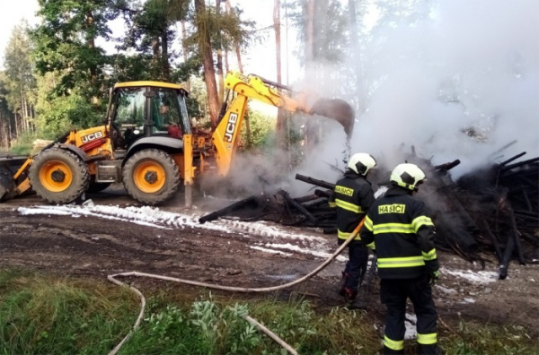 V lese na Českobudějovicku zasahovalo několik hasičských jednotek při požáru dřeva