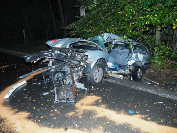U Bechyně zemřel mladý řidič, odrazil se od stromu a narazil do poštovní dodávky