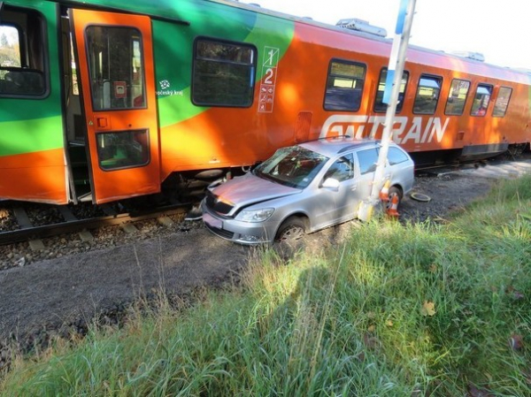 Nehoda na železničním přejezdu si vyžádala lehké zranění řidiče a škodu 750 tisíc korun