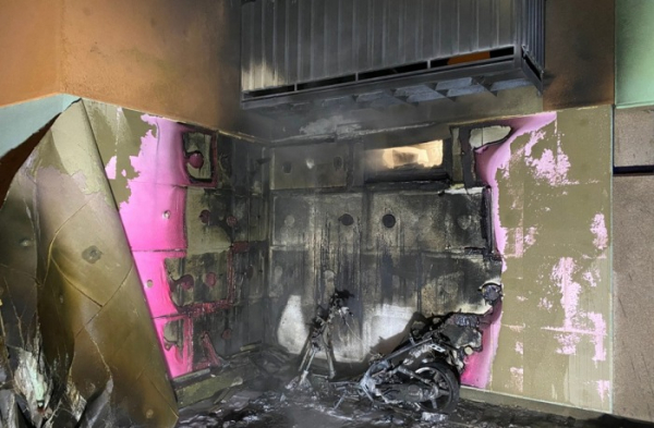 Hořící motorka ve Velešíně zničila i fasádu domu