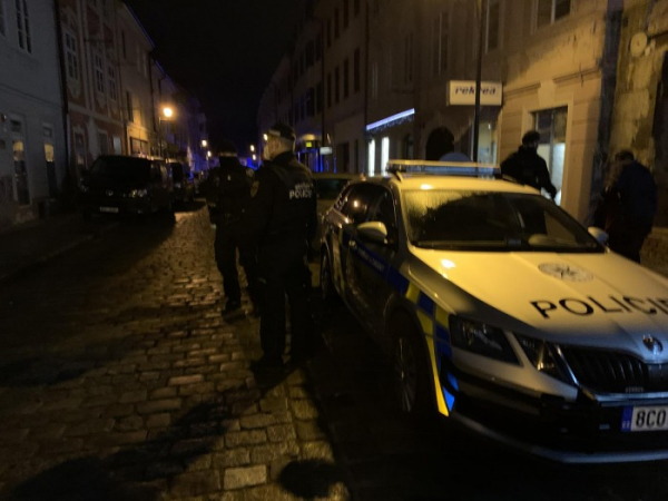 Zásahová jednotka musela rozbít dveře a násilně vstoupit do baru v Českých Budějovicích