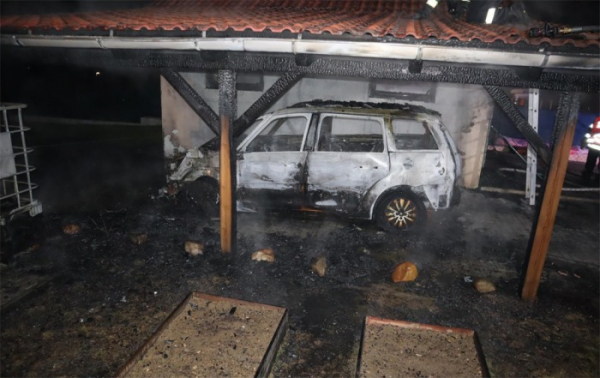 Požár v Oldřichově zničil auto, dřevěný přístřešek i garáž, škoda šplhá do statisíců korun