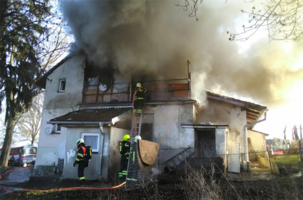 Požár střechu domu ve Strakonicích napáchal škody za půl milionu 