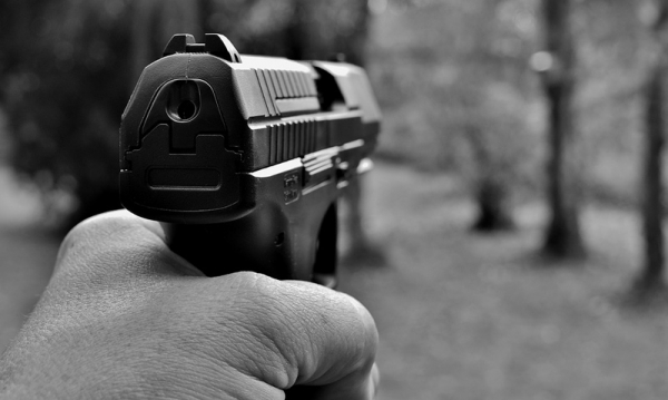 Policista zastřelil muže při loňském zásahu v chatové oblasti na Jindřichohradecku, hrozí mu až 10 let vězení