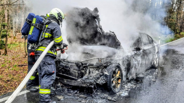 Při požáru automobilu za Planou nad Lužnicí vznikly škody za více než milión korun