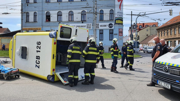 Ke zranění několika osob došlo v Českých Budějovicích při střetu osobního vozu se sanitkou