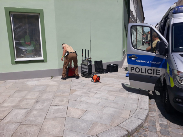 Policie uzavřela kvůli podezřelému balíčku ulici v centru v Českých Budějovic 