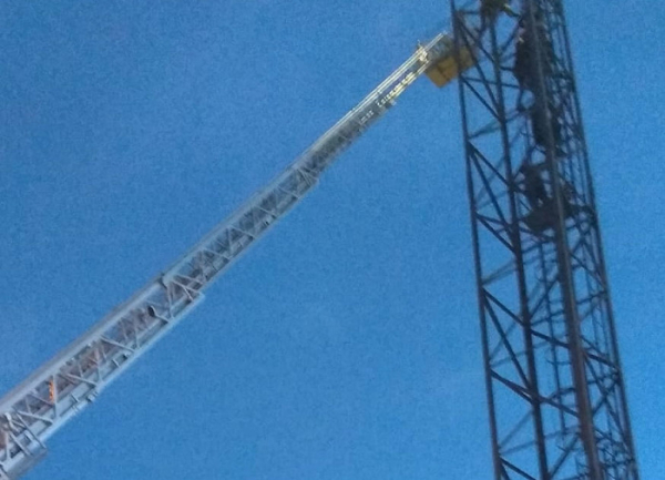 Muž chtěl ukončit svůj život skokem ze stožáru vysokého osvětlení