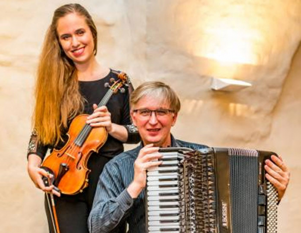 V Jindřichohradecké kapli zahraje houslistka Julie Svěcená a akordeonista Ladislav Horák