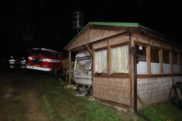 V kempu Radava u Orlické přehrady skončilo v plamenech jedenáct karavanů 