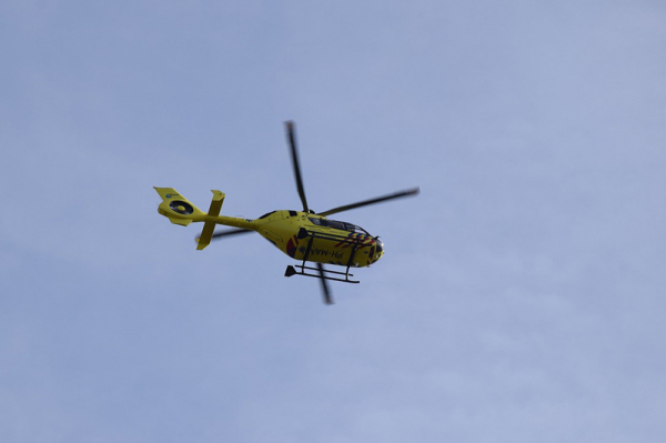 Motocyklistu po střetu s osobním autem transportoval vrtulník do nemocnice