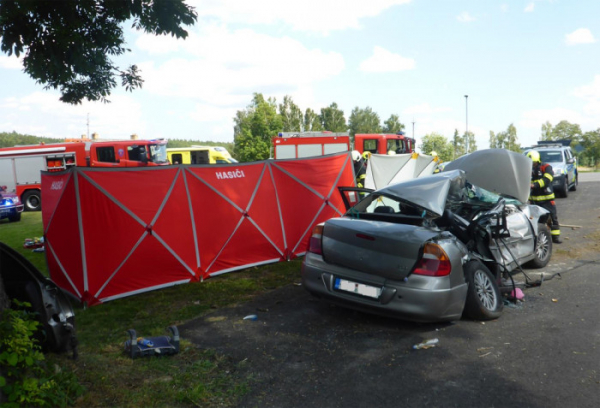 V Holubově došlo ke střetu osobního vozu s vlakem, řidič a dvě nezletilé děti skončili v nemocnici