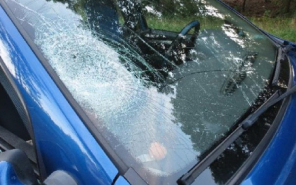 Neznámý vandal poškodil na Českokrumlovsku zaparkované vozidlo
