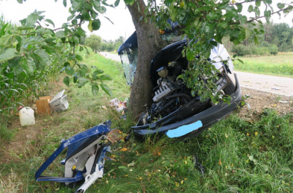 19letá řidička sjela dodávkou do příkopu, kde narazila do stromu. Spolujezdkyně na místě zemřela