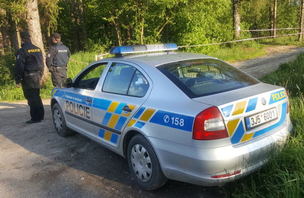 Na Strkově v Plané nad Lužnicí našli mrtvou ženu, policisté hledají podezřelého