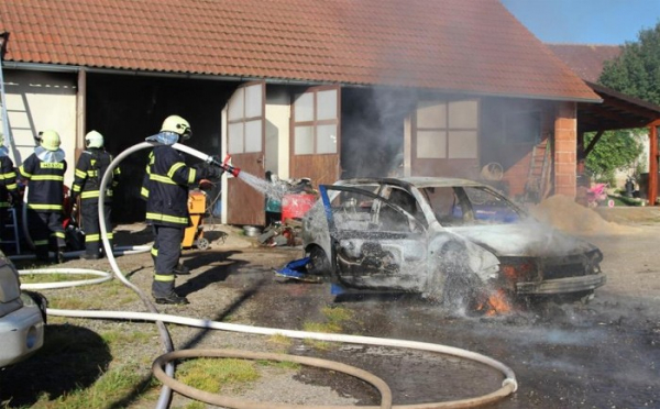 Majitel stihnul své hořící auto vytlačit ze stodoly ven