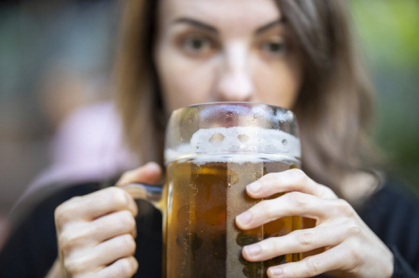 Opilá žena ztropila pozdvižení v jednom z českobudějovických klubů, skončila na záchytce