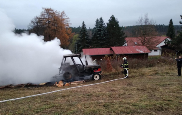 V Malém Ratmírově na Jindřichohradecku likvidovali hasiči požár dřeva a traktoru
