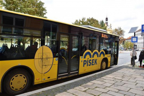 Město Písek upravuje ceník jízdného v MHD, pro cestující bude výhodnější platit kartou