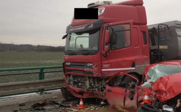 U Ševětína narazil osobní automobil čelně do nákladního vozu, dvě osoby se zranily