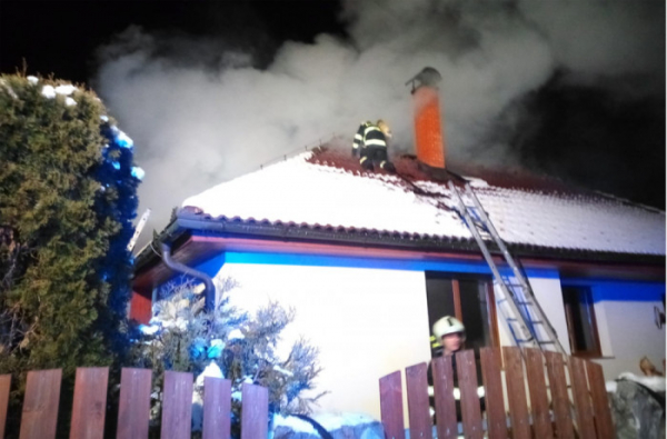 Požár střechy v obci Libníč způsobil dvoumiliónovou škodu