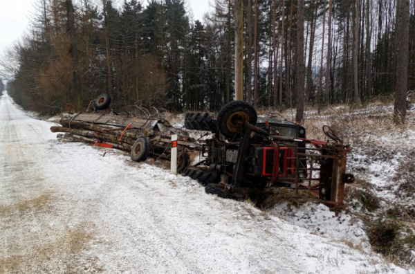 U Budíškovic se převrátil traktor s vlečkou, řidič vyvázl bez zranění