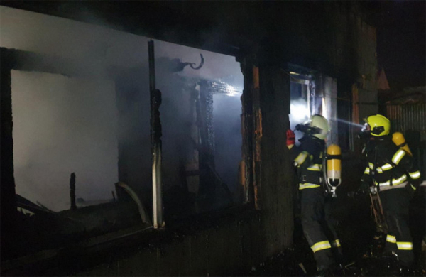 V Domaníně došlo k požáru chaty, škoda se vyšplhala na 400 tisíc korun 