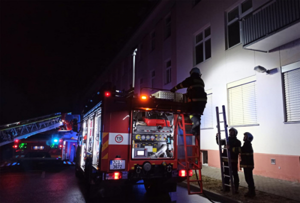 V Písku museli hasiči evakuovat několik desítek osob při požáru bytového domu