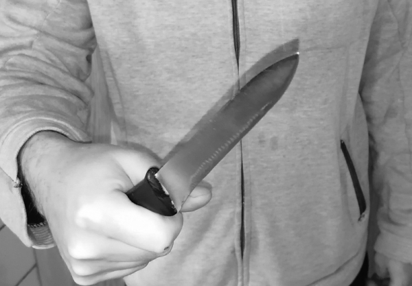 Mladík přepadl ve Vodňanech s nožem v ruce místní hernu, barman se ale ubránil