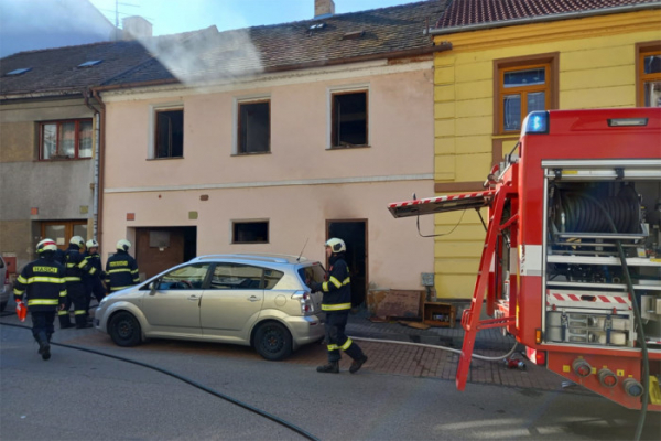 Při likvidaci požáru bytu v Písku nalezli hasiči osobu bez známek života