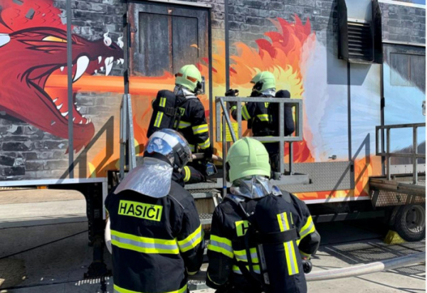 Stovka vojenských hasičů trénovala v Bechyni boj s ohněm, kouřem i horkem