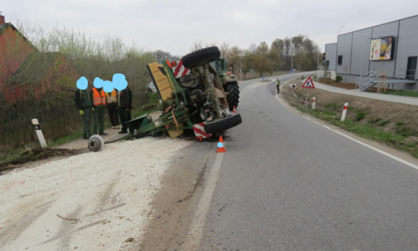 Řidič s traktorem nepřizpůsobil v zatáčce rychlost jízdy a převrátil se