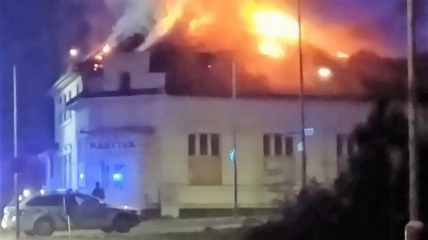 V Táboře hořela ubytovna, vojáci vytáhli z hořící budovy 24 lidí včetně dětí