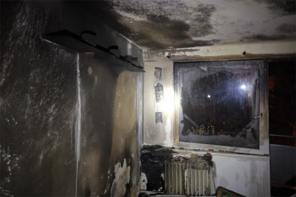 V Českých Budějovicích došlo k požáru bytu v panelovém domě, jedna osoba skončila v péči záchranářů